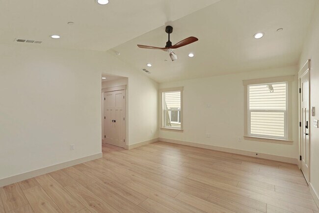 Building Photo - Beautiful 2 bedroom 1 Bathroom for rent in North Oak Park! Close to UC Davis and McGeorge Law