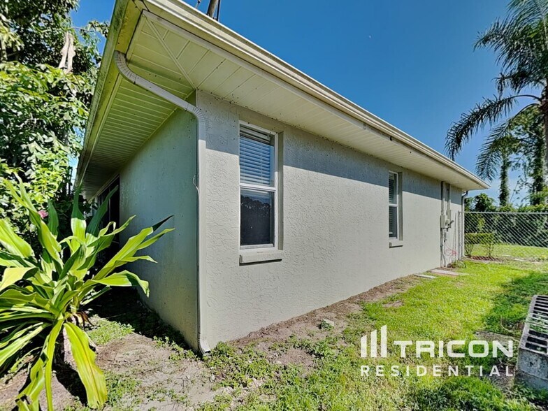 Building Photo - 3564 Laslo Ave