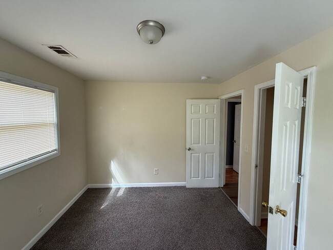 Building Photo - 8 Burdette Pl