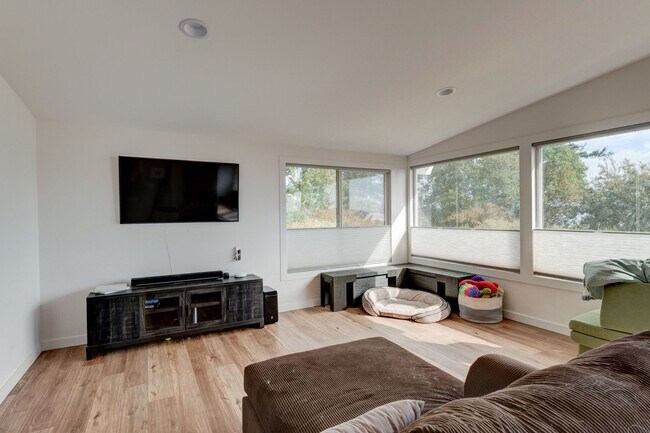Building Photo - 3 Bedroom 2 Bath Home with a Wonderful View