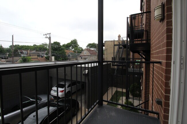 Building Photo - 3643 W Montrose Ave