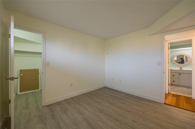 Building Photo - 4775 Cove Cir