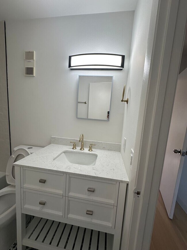 Building Photo - 2 bedroom 1 Bath newly renovated 1 mile from the beach