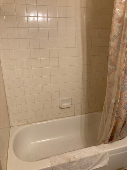 Full Bathroom Suite B - 1607 City View Dr
