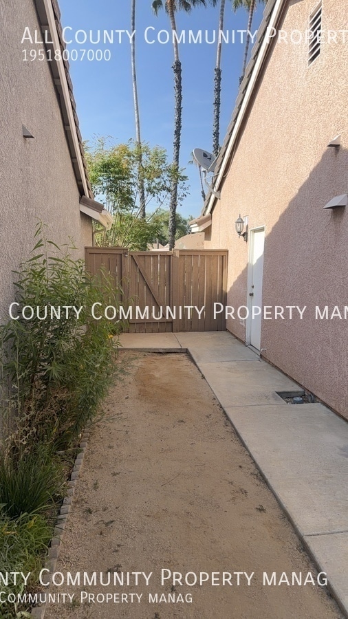 Building Photo - 2277 Oak Ave