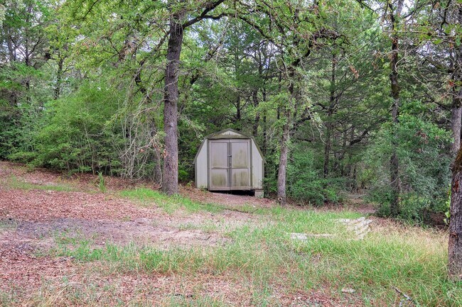 Building Photo - Secluded 3 bedroom, 1 bath house in the co...