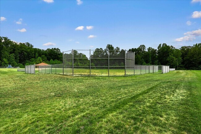 Building Photo - 8627 Fleetwood Dr