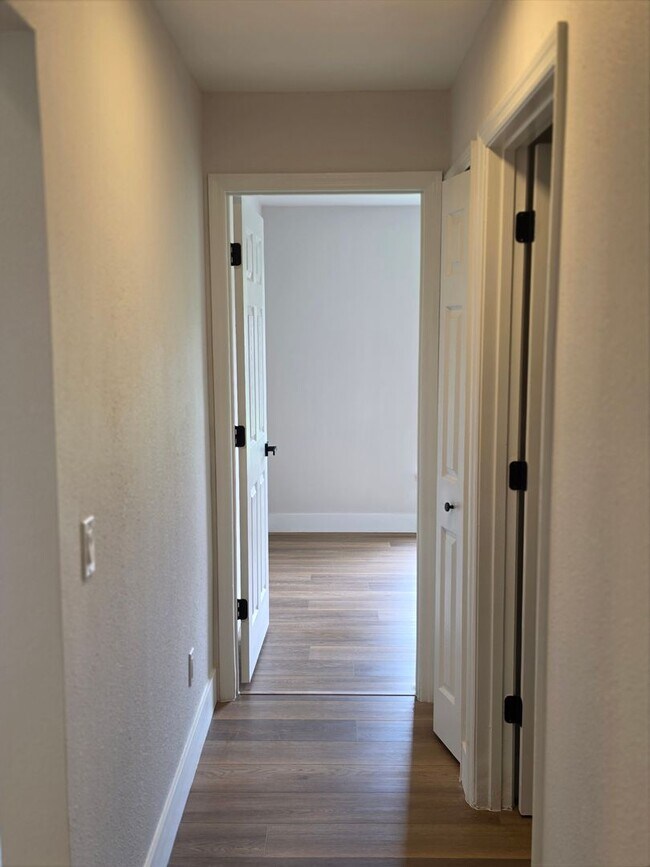 Building Photo - FOR RENT!!! SIMPLY STUNNING (REMODELED) 3 BEDROOM 2 BATH SINGLE FAMILY HOME...
