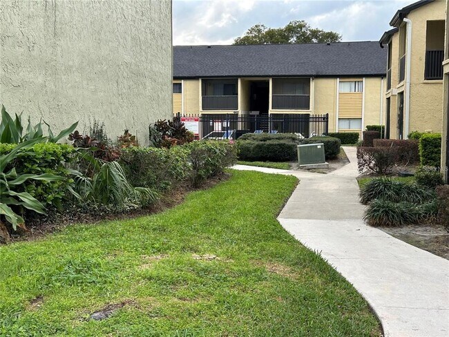 Building Photo - 946 N Lake Destiny Rd