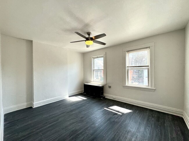 Building Photo - 5 bed/2 bath Mins. from UC Campus for Only...