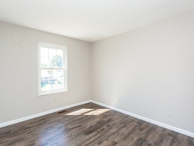 Building Photo - 743 Eaglebrooke Dr