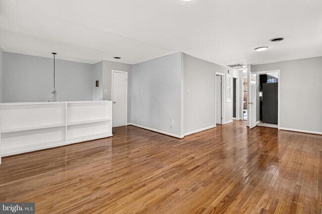Building Photo - 2843 Annandale Rd