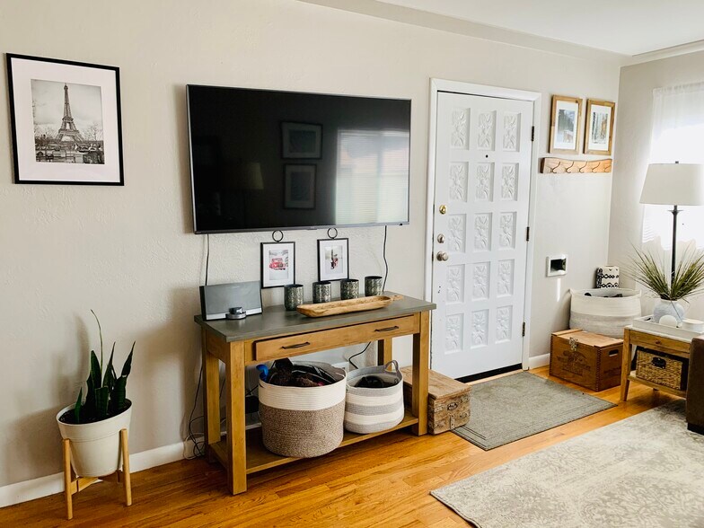 Building Photo - 1617 S Jackson St