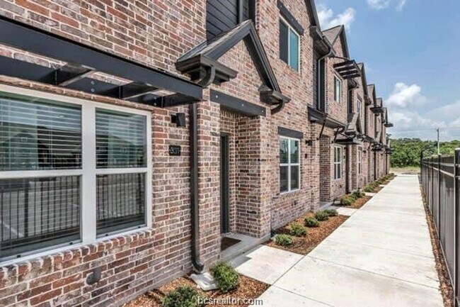 Building Photo - 1451 Associates Ave