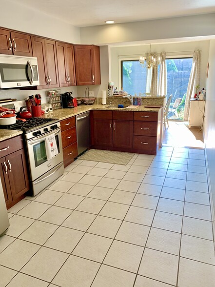 Kitchen - 47 Meadowood Dr