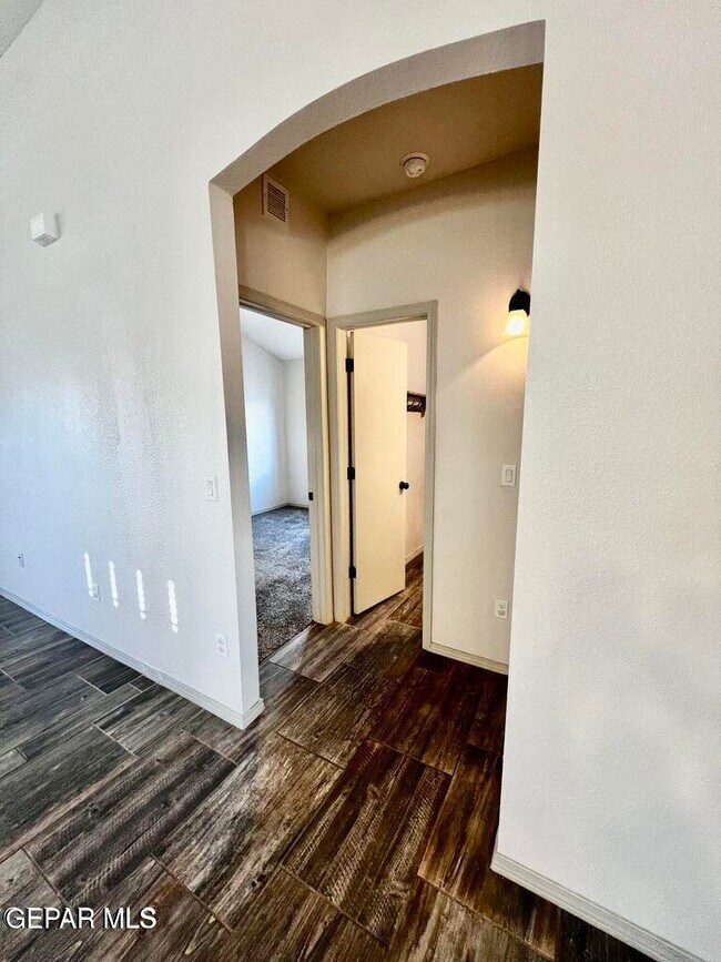 Building Photo - 10148 Red Vly