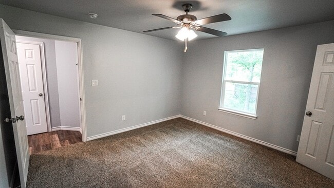 Building Photo - 917 Redoak Dr