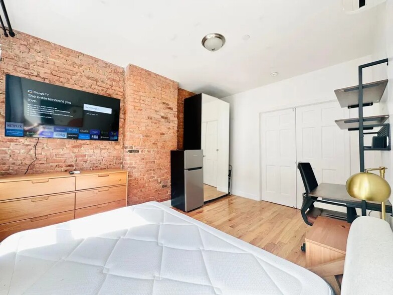 Building Photo - Furnished room/NOT APARTMENT