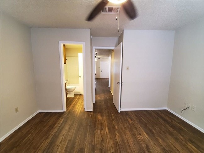 Building Photo - 215 Roberts Cir