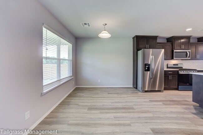 Building Photo - 4/2/2 in Broken Arrow!