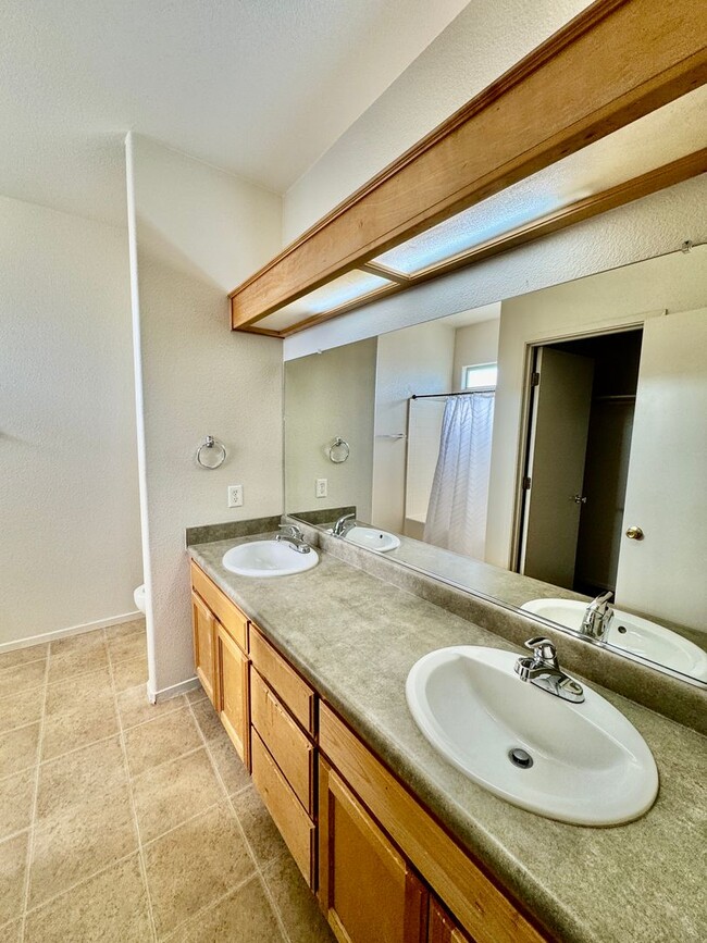 Building Photo - REDUCED!!!    FOR RENT!  3 bedroom 2 bath in Dos Palos