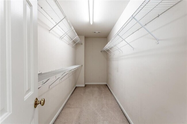 Building Photo - 910 Wendlebury Ct