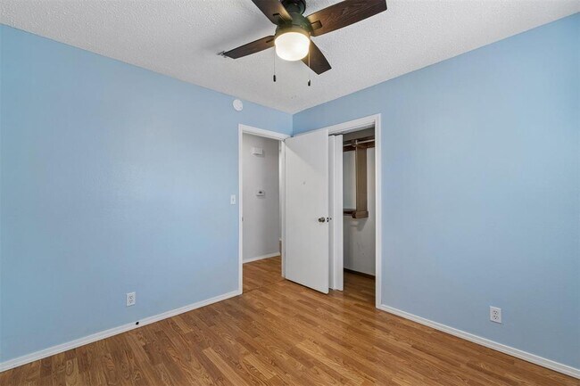 Building Photo - 213 S Silver Dr