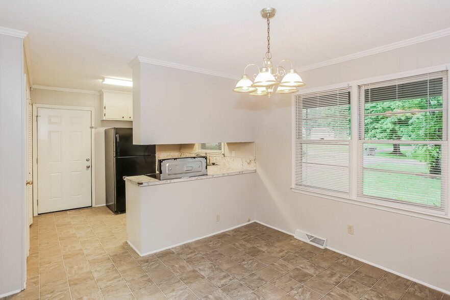 Building Photo - 125 Pinevale Dr