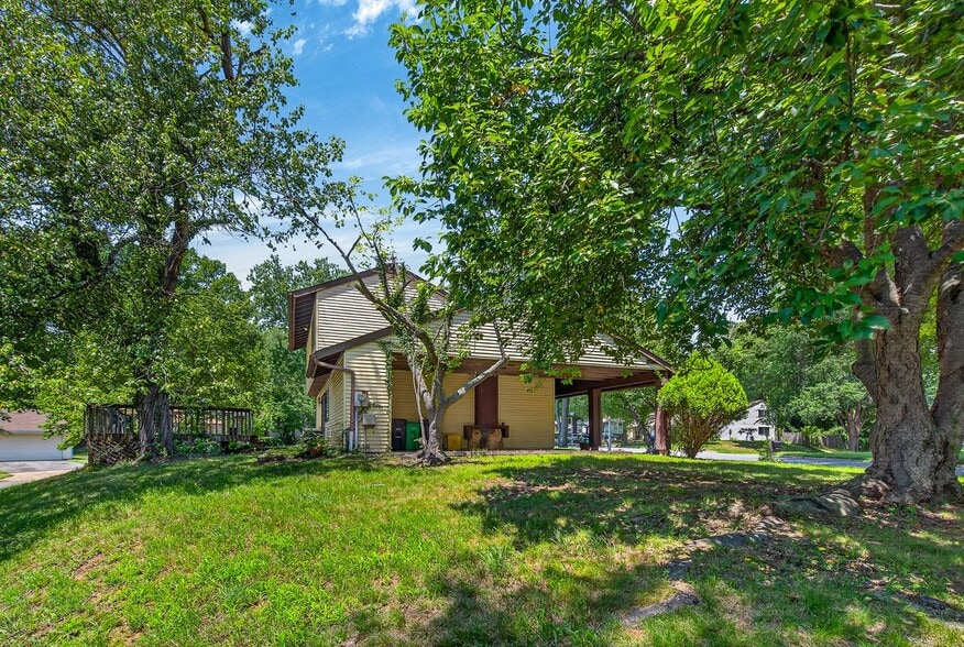 Building Photo - 8801 Monmouth Dr