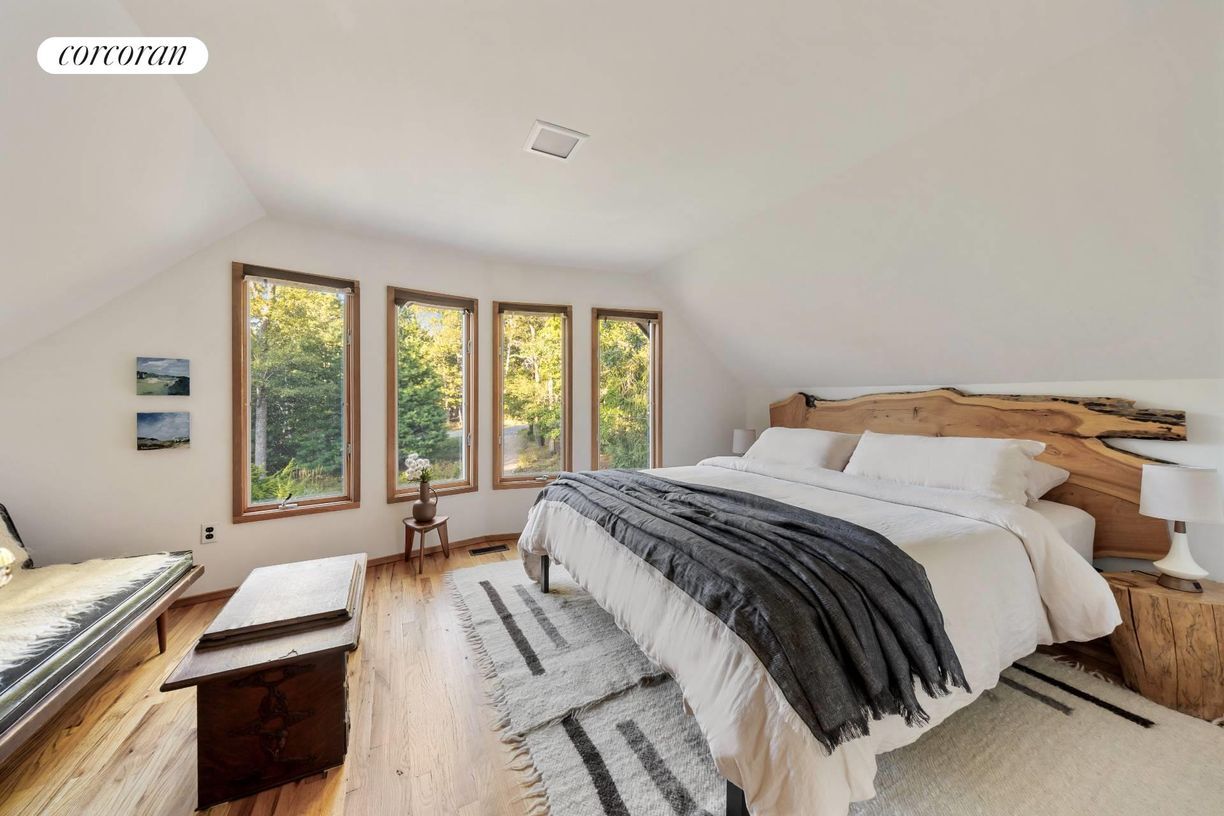 Building Photo - 83 3 Mile Harbor Dr