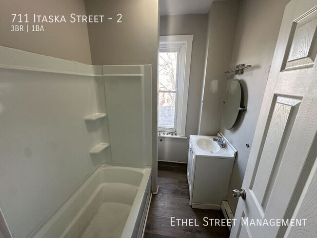 Building Photo - Spacious Three-Bedroom Apartment On The So...