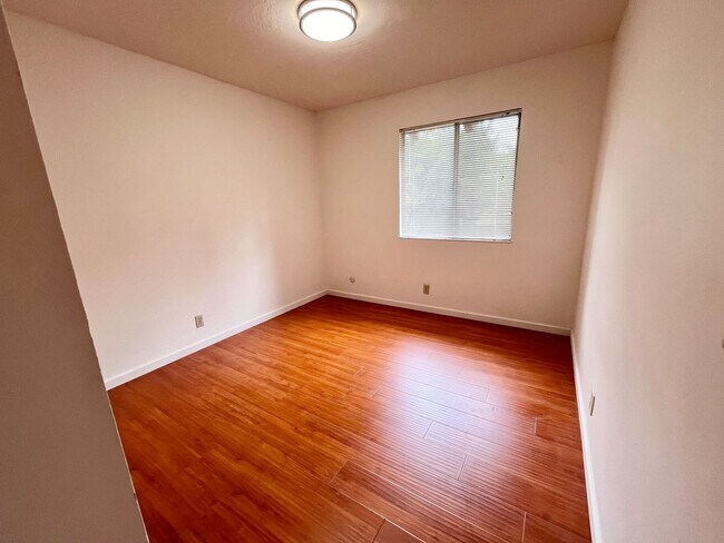Building Photo - Adorable 3 bed / 1.5 bath Condo