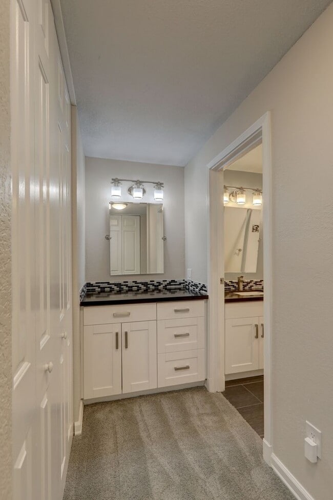 Building Photo - Amazing Bridle Trails 3BR 1.75BA Townhome ...