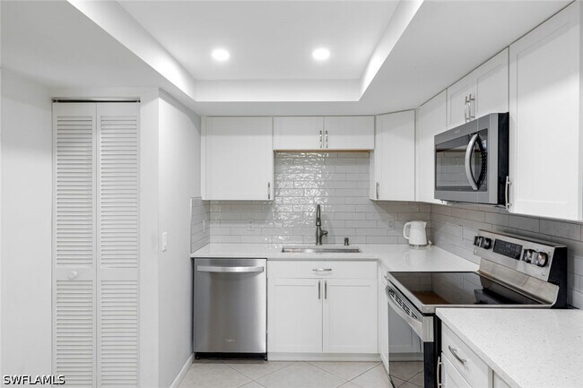 Building Photo - 5954 Pelican Bay Blvd