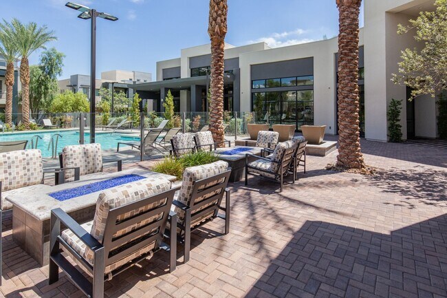 Building Photo - Fully furnished luxury townhome in Affinit...