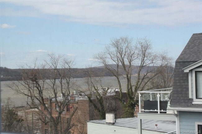 Building Photo - 451 Warburton Ave