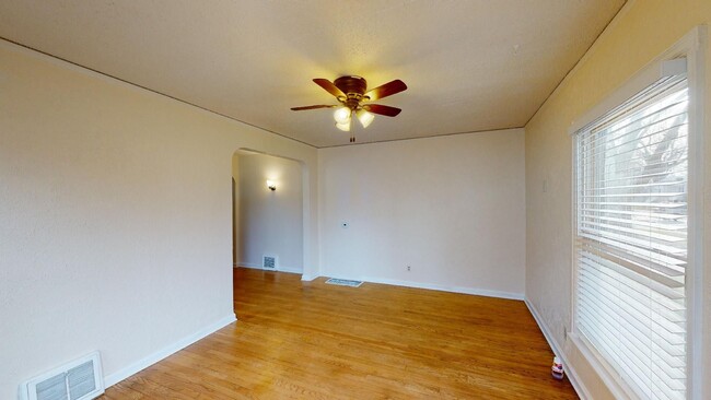 Building Photo - AVAILABLE DECEMBER 16th! Duplex Available ...