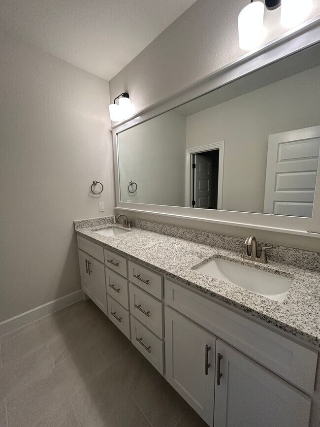 Building Photo - Beautiful Modern Home in Pea Ridge!