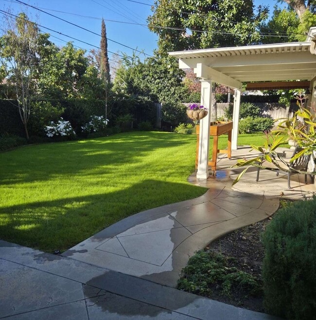 Building Photo - 1121 N Cambridge Ave