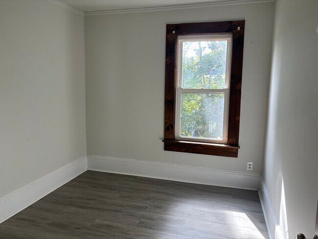 Building Photo - 118 Bracewell Ave