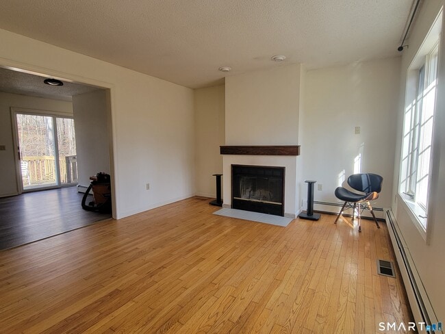 Building Photo - 799 Middle Turnpike