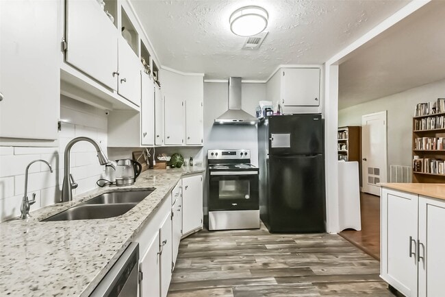 Building Photo - 1102 W Hart Ave