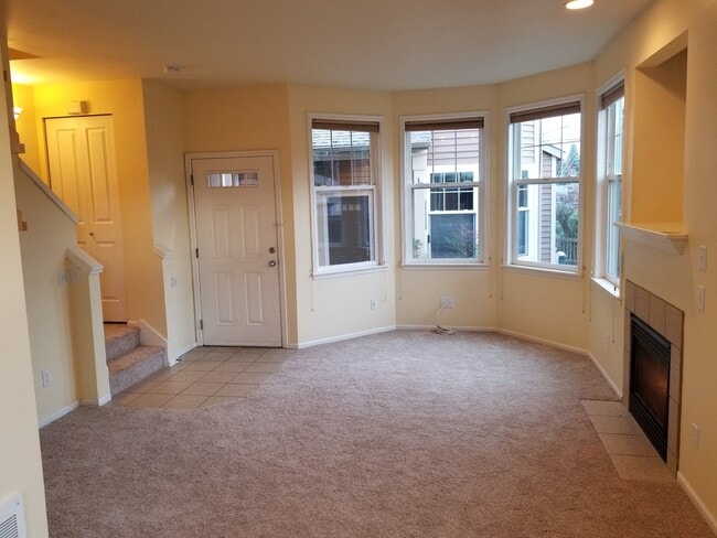 Building Photo - Charming Two Bedroom Town Home