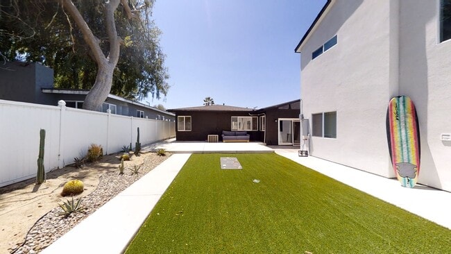 Building Photo - 5BD/2BA, Large Bedrooms!  (Lease out, pend...