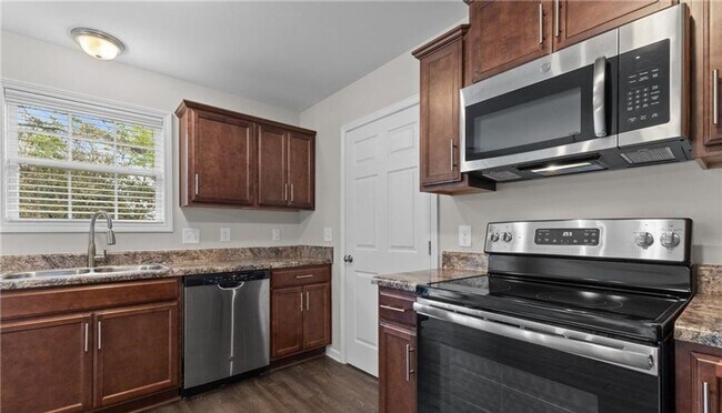 Building Photo - 1595 Rossmore Dr