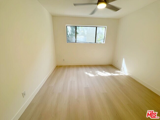 Building Photo - 5030 W Maplewood Ave