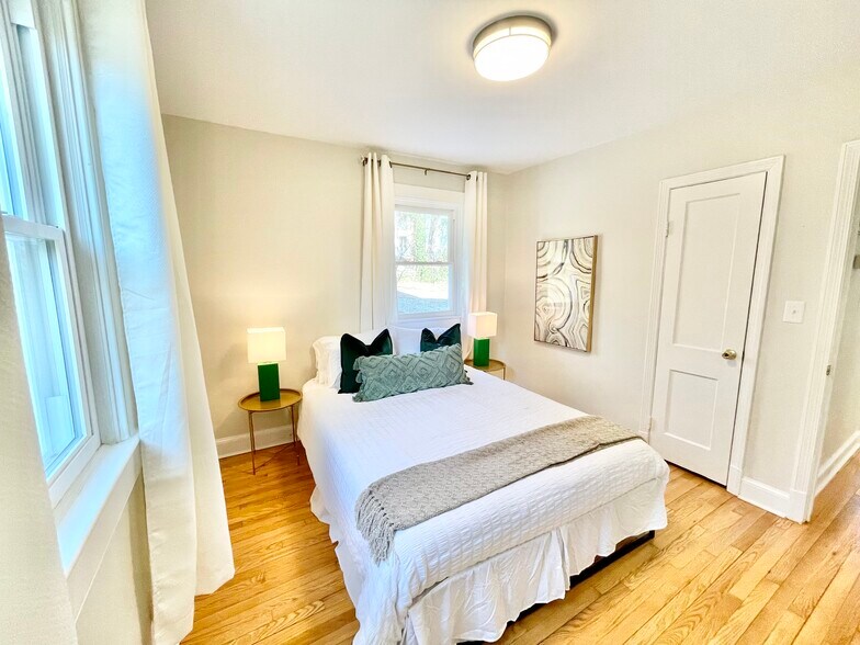 Building Photo - 1325 Willow Dr