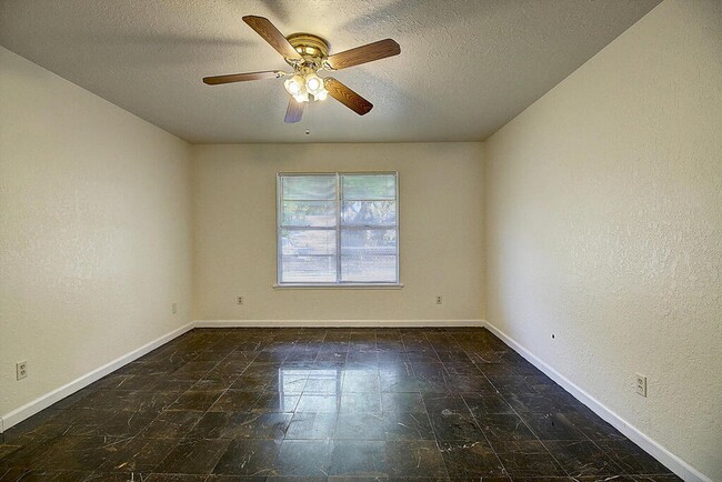 Building Photo - 2202 Saxony Dr