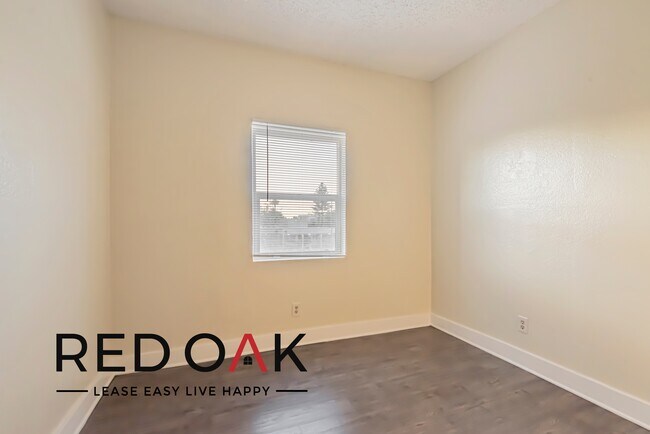 Building Photo - Welcome to This Lovely Three Bedroom Bathe...