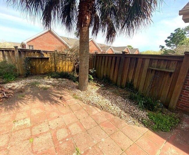 Building Photo - Merestone 1 level brick patio home. 2 Car garage, walk to The Point Shopping, restaurants and mov...